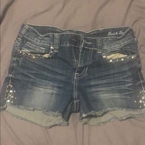 Cowgirl tuff co studded jean shorts size 29